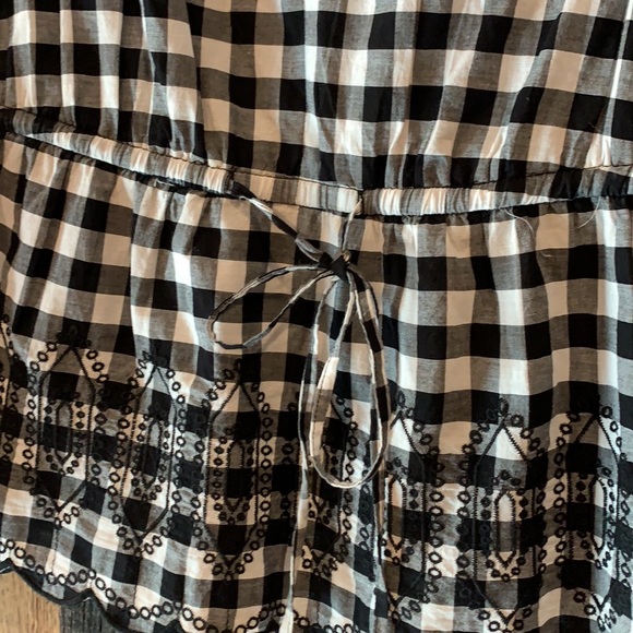 Sleeveless top. - Picture 2 of 6